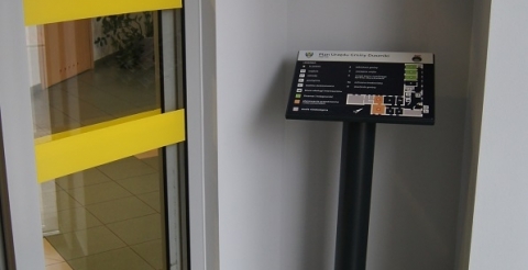 Urządzenia i elementy zamontowane w budynku urzędu w ramach projektu „Poprawa dostępności informacyjno-komunikacyjnej Urzędu Gminy Duszniki”.