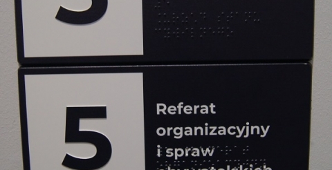 Urządzenia i elementy zamontowane w budynku urzędu w ramach projektu „Poprawa dostępności informacyjno-komunikacyjnej Urzędu Gminy Duszniki”.