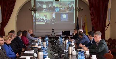 Na zdjęciu przedstawiciele samorządów podczas spotkania w Starostwie Powiatowym w Szamotułach 5 marca 2020 r. W tle wideokonferencja z Wojewodą Wielkopolskim. 