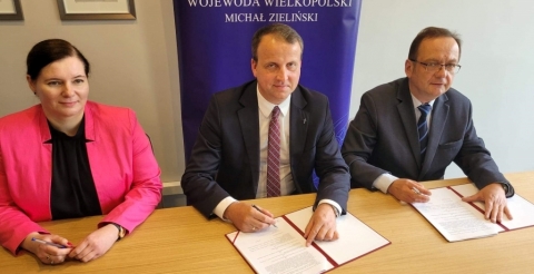 Na zdjęciu Wojewoda Wielkopolski (w środku) i Wójt Gminy Duszniki (z prawej) podpisują umowę na dofinansowanie inwestycji drogowej. Towarzyszy im Skarbnik Gminy (z lewej).
Zdjęcie ze strony Wielkopolskiego Urzędu Wojewódzkiego: https://www.poznan.uw.gov.pl/wydarzenia-biezace/rzadowe-wsparcie-inwestycji-drogowych-w-polnocnej-wielkopolsce