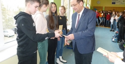 Na zdjęciu Wójt Gminy Duszniki wręcza dyplomy wyróżnionym uczniom szkoły.