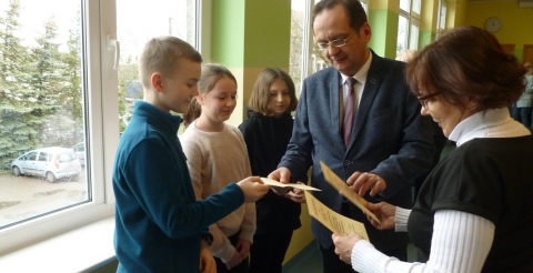 Na zdjęciu Wójt Gminy Duszniki wraz z Dyrektor szkoły podstawowej w Dusznikach wręczają dyplomy wyróżnionym uczniom szkoły.