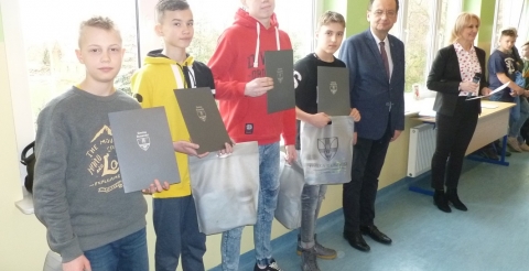 Na zdjęciu Wójt Gminy Duszniki wraz z wicedyrektor szkoły podstawowej w Dusznikach i wyróżnionymi uczniami szkoły.