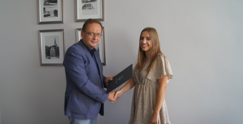 Wójt Roman Boguś wręcza list gratulacyjny Michalinie Tyczyńskiej.