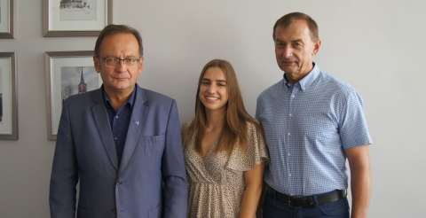 Na zdjęciu uczestnicy spotkania pozują do wspólnego zdjęcia. Od lewej: wójt Roman Boguś, Michalina Tyczyńska, Krzysztof Pluciński.