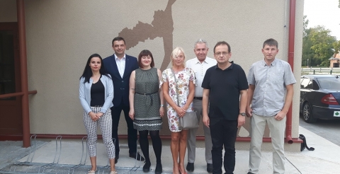 Przed budynkiem Centrum Młodzieży w Kurtna