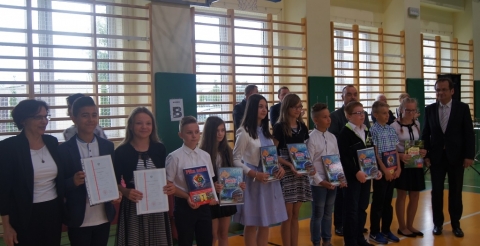 Wręczenie świadectw i nagród dla uczniów w Dusznikach