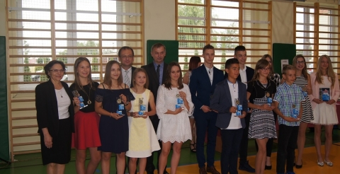 Najlepsi sportowcy z SP Duszniki z Wójtem, Dyrektorem i trenerem