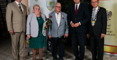 Danuta i Józef Nadolni z Podrzewia z Wojewodą Wielkopolskim Michałem Zielińskim, Wójtem Gminy Duszniki Romanem Bogusiem i Przewodniczącym Rady Markiem Liszkowskim podczas uroczystości jubileuszy małżeńskich