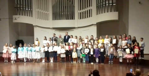 Na zdjęciu uczestnicy konkursu na scenie auli uniwersyteckiej w Poznaniu