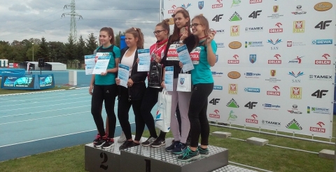 Sportowcy UKS Olimp z medalami Mistrzostw Polski w Bełchatowie