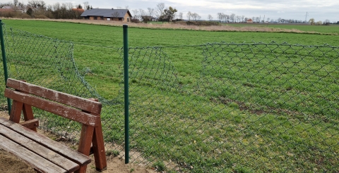 Zniszczone ogrodzenie placu zabaw przy Orliku w Dusznikach